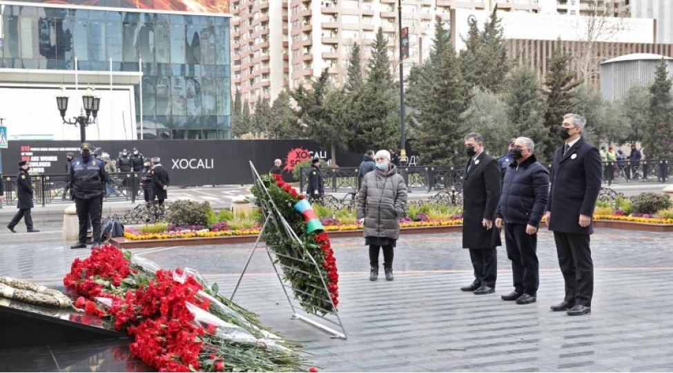 dovlet-miqrasiya-xidmetinin-kollektivi-xocali-soyqirimi-qurbanlarini-yad-edibler-foto