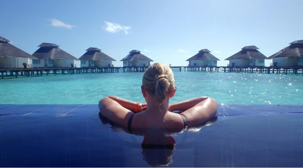 bu-adaya-getmeyin-tek-sherti-21-yashdan-yuxari-olmalisan-foto