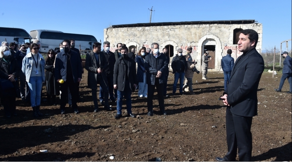 xarici-diplomatlar-ve-herbi-attasheler-fuzuli-rayonunun-merdinli-kendinde-olublar
