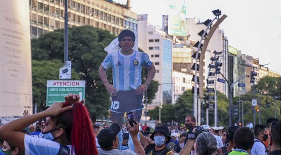 maradona-olduruldu-deyerek-kuchelere-chixdilar-foto