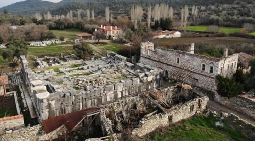 2000-illik-divardaki-yazilar-diqqeti-celb-edir-foto