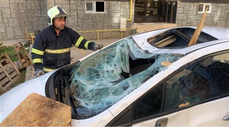 taxta-avtomobilin-damindan-girib-altindan-chixdi-foto