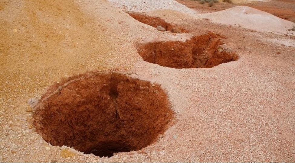 burada-insanlar-yerin-altinda-yashayirlar-foto