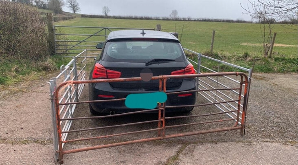 torpaginin-qapisinda-mashin-saxladi-gorun-ne-etdi