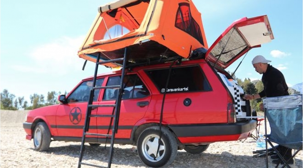 mashini-ile-xeyallarinin-ardinca-gedir-foto