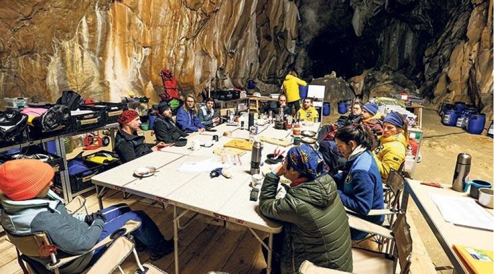 40-gun-40-gece-magarada-qaldilar-foto