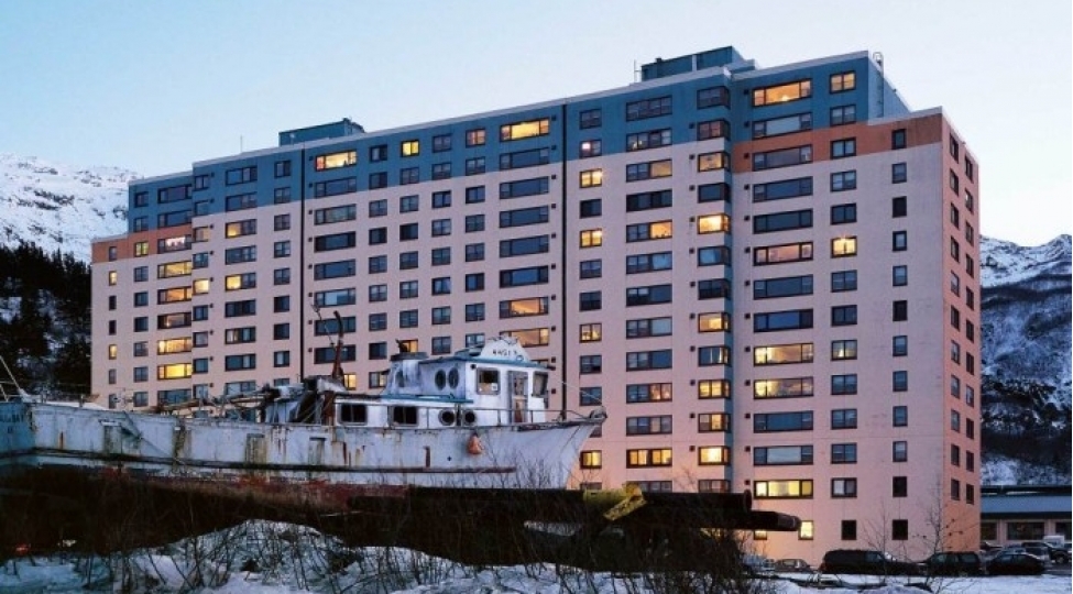 bu-sheherin-butun-sakinleri-bir-binada-yashayirlar-foto