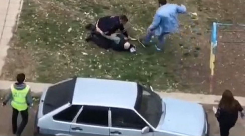 serxosh-kishi-yoldan-kechenlere-balta-ile-hucum-etdi-video