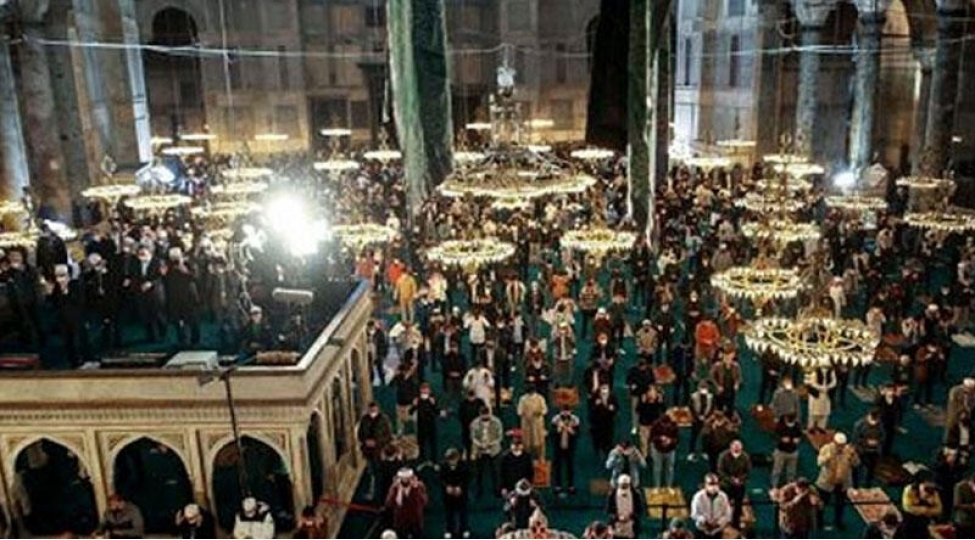 87-il-sonra-bayram-namazi-qilindi-ayasofiyada