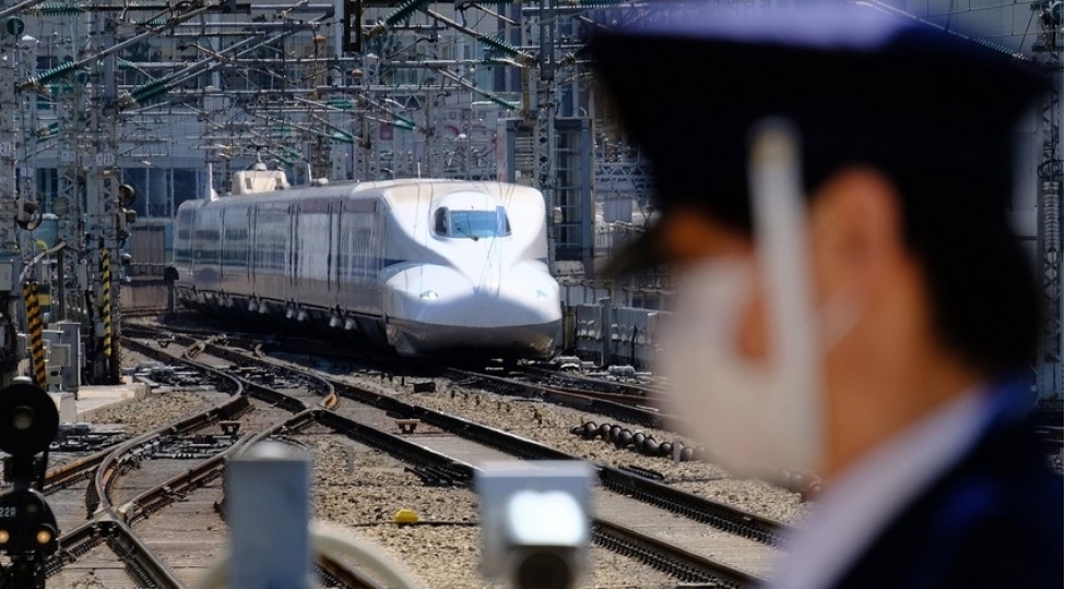 yaponiyada-mashinist-hereketde-olan-qatari-terk-edib