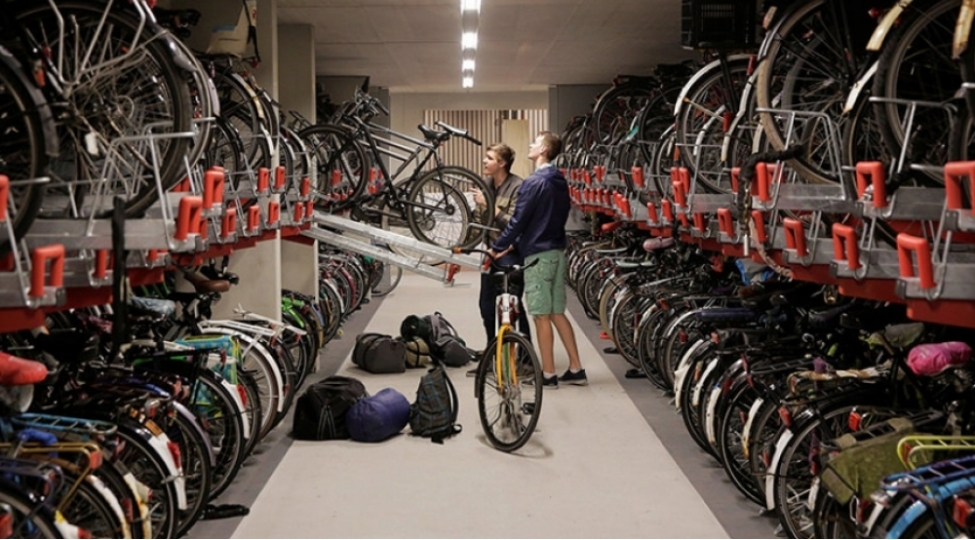 niderlandda-dunyanin-en-boyuk-veloparki-tikilib