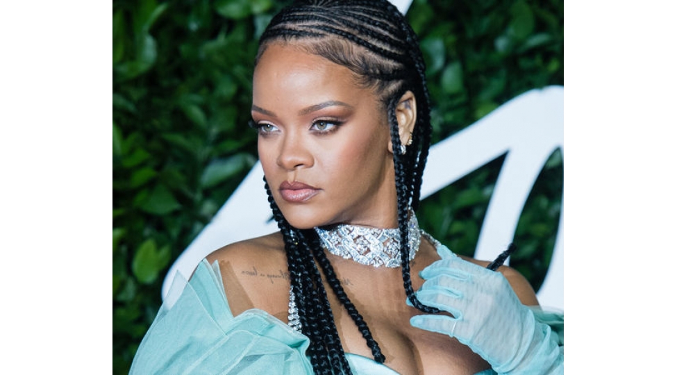 rihannanin-geyimi-muzakire-movzusu-oldu