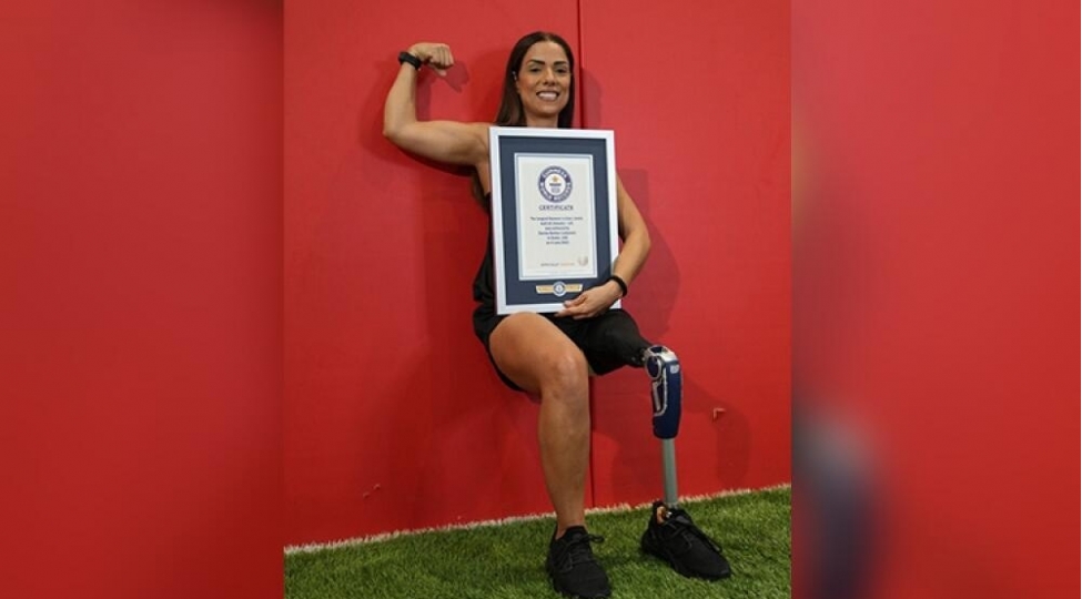 bir-ayagi-amputasiya-olunmush-livanli-qadin-ginnesin-rekordlar-kitabina-dushub