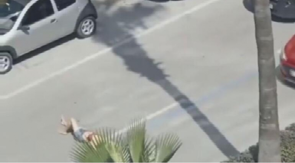 qadin-yola-uzanaraq-mashinlarin-qarshisini-kesib-video