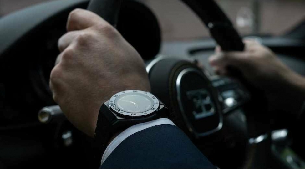 bugatti-mushterilerine-agilli-saat-teklif-edir