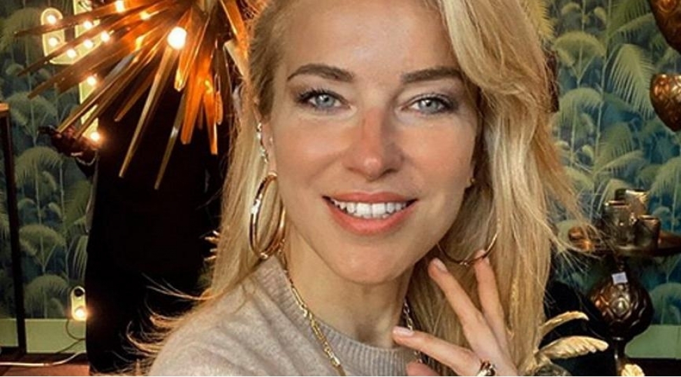 44-yashli-aparicinin-bikinili-reqsi-video