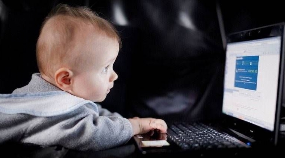 veb-dizayner-yeni-dogulmush-ogluna-html-adini-verib-foto