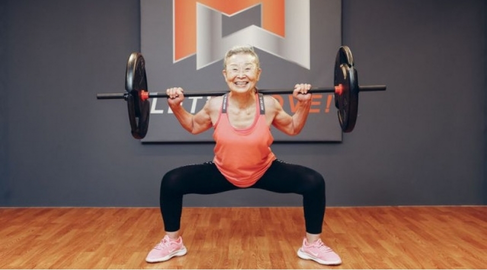 90-yashli-bu-teqaudchu-genclerden-daha-fealdir-foto