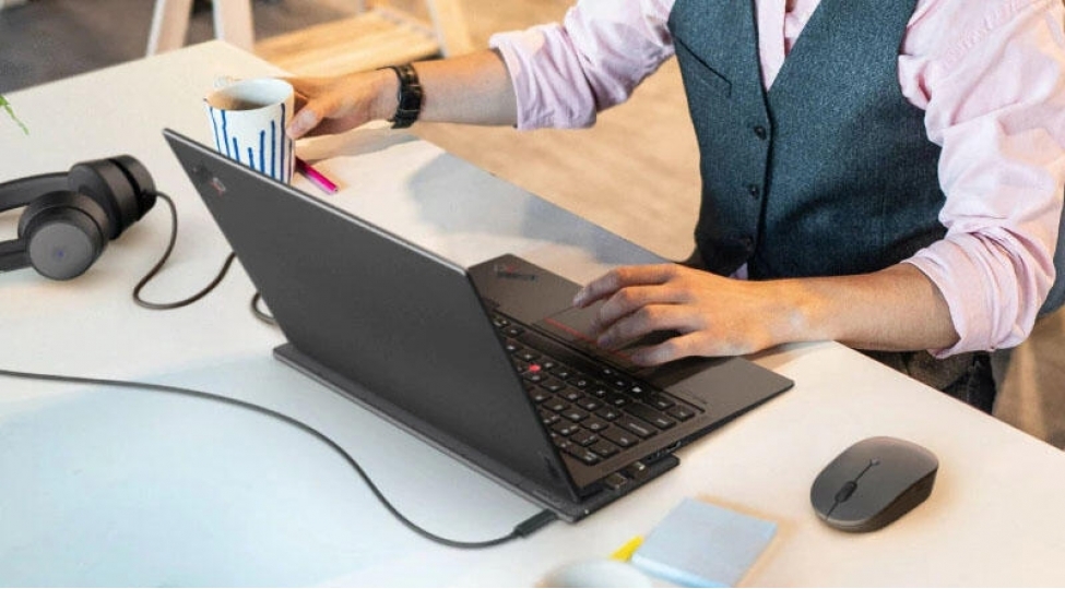 yeni-qurgu-noutbuklara-enerjini-simsiz-dolduracaq