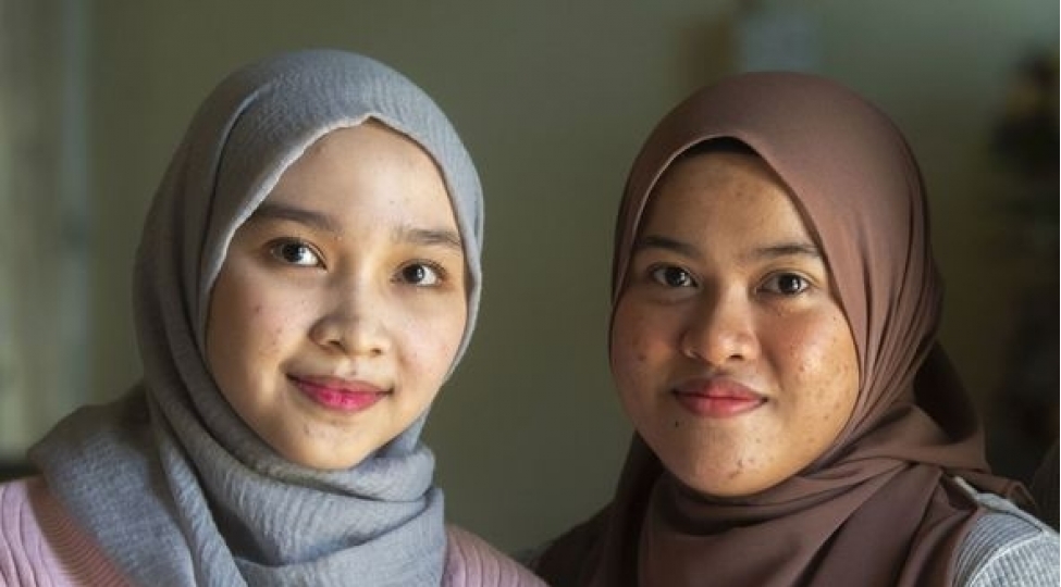 supermarketde-tesadufen-rastlashan-qizlar-ekiz-baci-olduqlarini-oyrendiler-foto