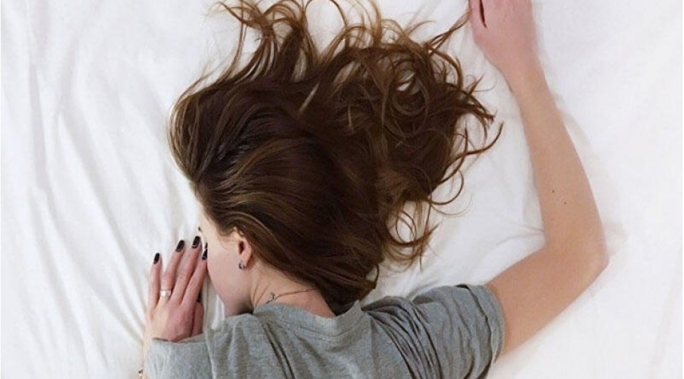 yataqda-olarken-telefondan-istifade-etmeyin-diqqet