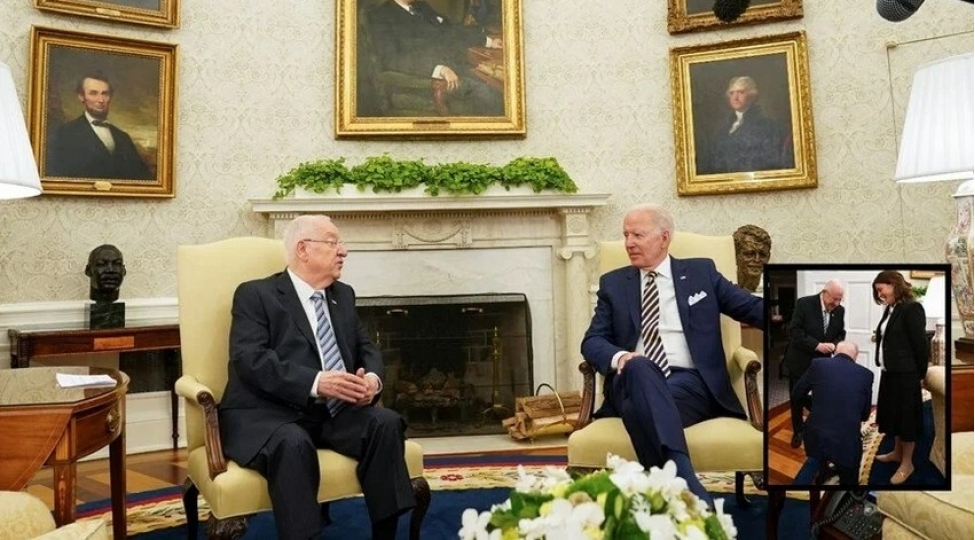 bayden-yehudi-qadinin-qarshisinda-diz-chokub-foto