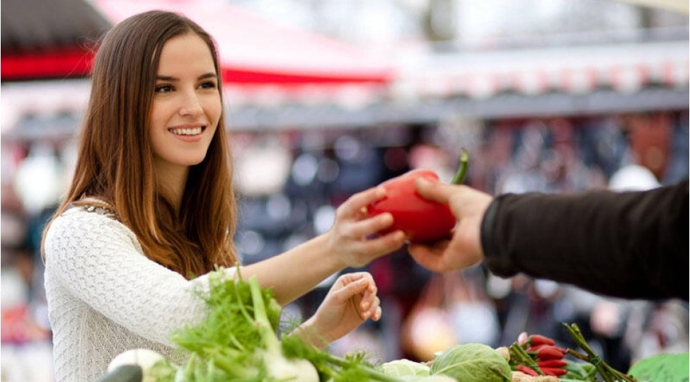 qadin-butun-marketi-yaladi-video