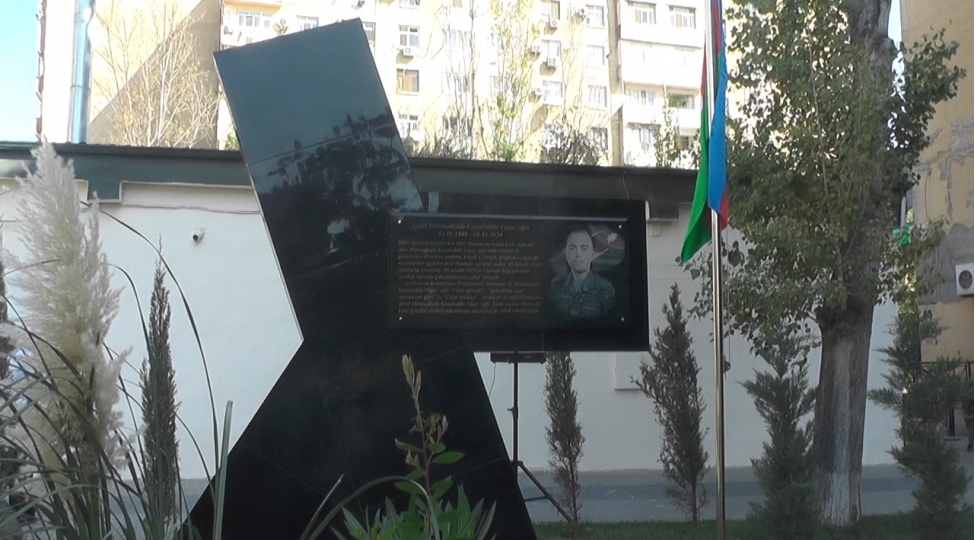 xetai-rayonunda-veten-muharibesi-shehidinin-xatire-lovhesinin-achilishi-olub-foto