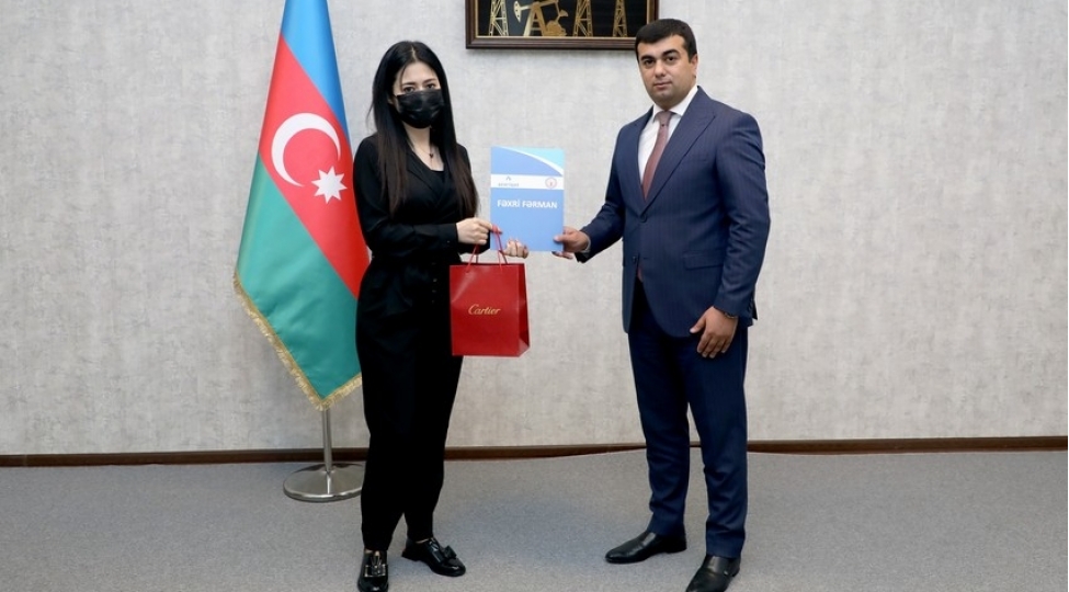 azeriqaz-emekdashlari-neftchiler-gununde-mukafatlandirilib