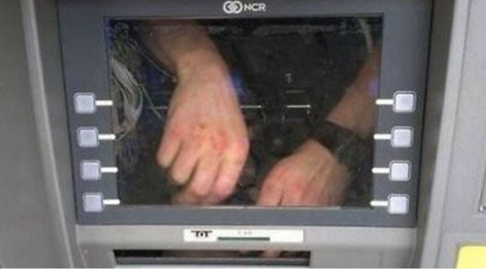 mushteri-hirslenerek-bankomati-tava-ile-sindirdi-video