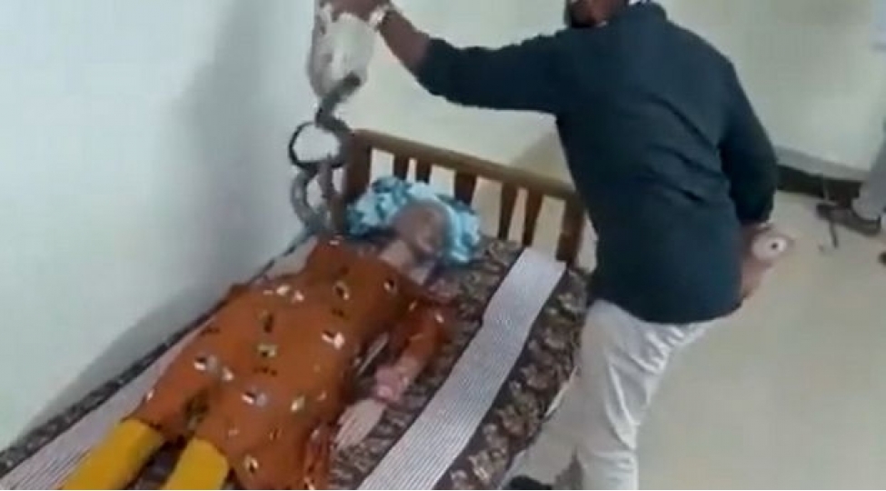 bashqasi-ile-evlenmek-uchun-arvadinin-yatagina-kobra-atdi