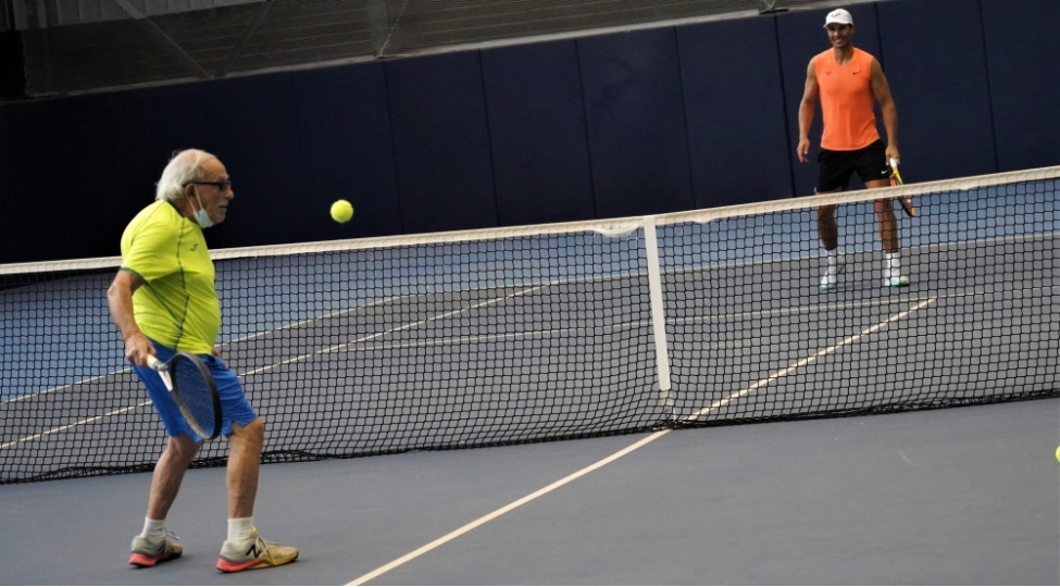 nadal-97-yashli-hemkari-ile-tennis-oynayib