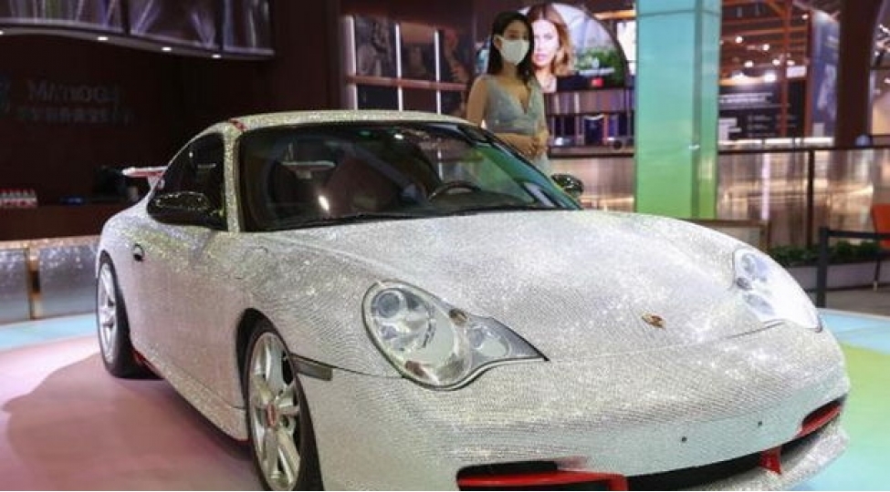 sergide-uzeri-dash-qashlarla-ortulu-avtomobil-numayish-olundu