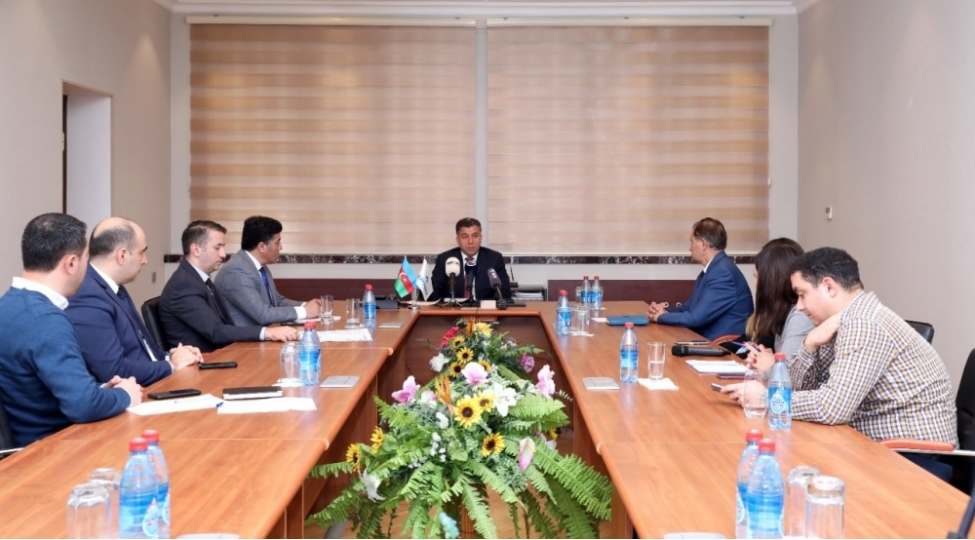 bash-direktor-ruslan-eliyev-metbuat-numayendelerinin-suallarini-cavablandirib-foto