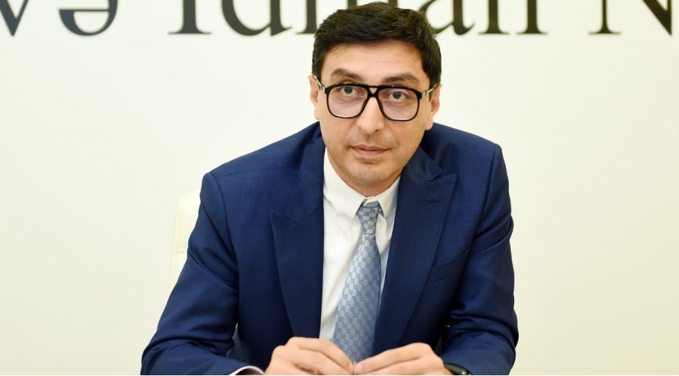 ferid-qayibov-ictimai-shuranin-uzvleri-ile-gorushub-foto