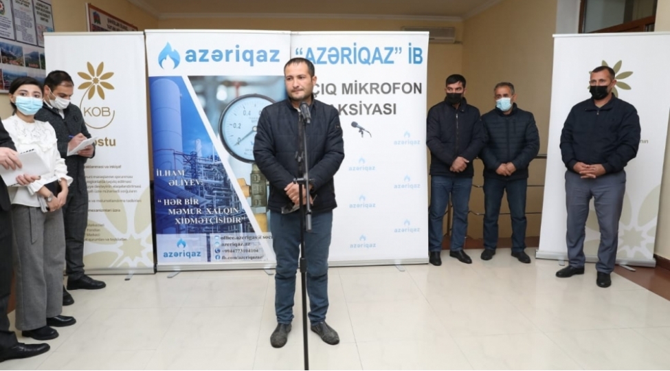 yevlax-sahibkarlari-seyyar-qebul-otaginin-imkanlarindan-istifade-edibler-foto