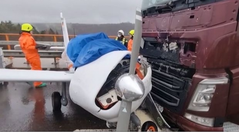 yuk-mashini-ile-teyyare-toqqushub-video