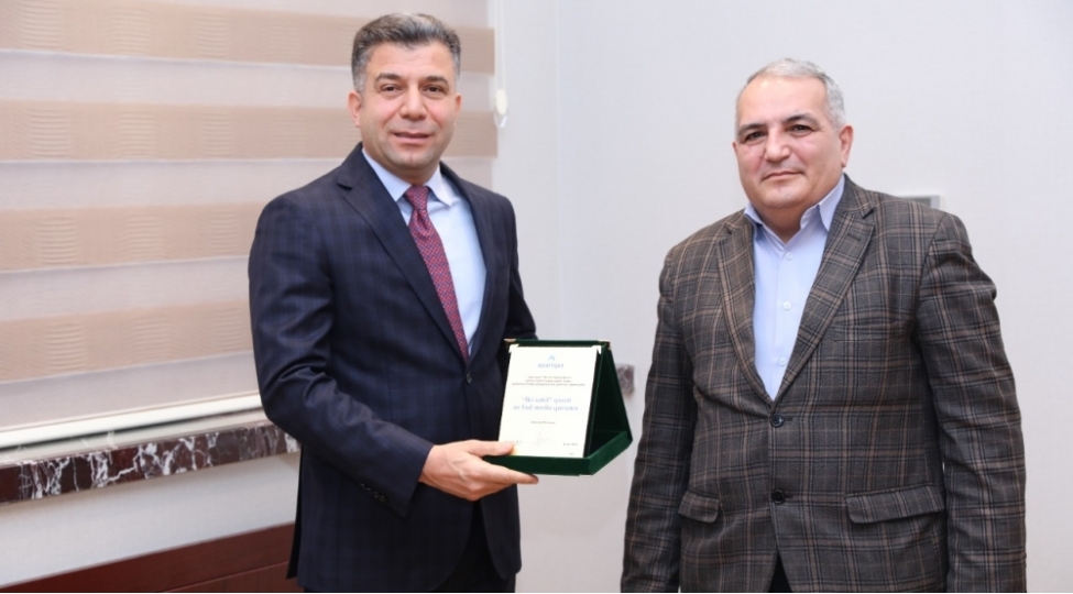 azeriqaz-iki-sahilin-emekdashini-mukafatlandirib-foto