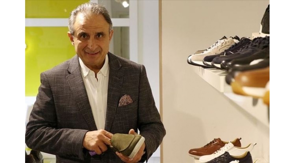 10-yashinda-ayaqqabi-silmeye-bashlayib-indi-ise