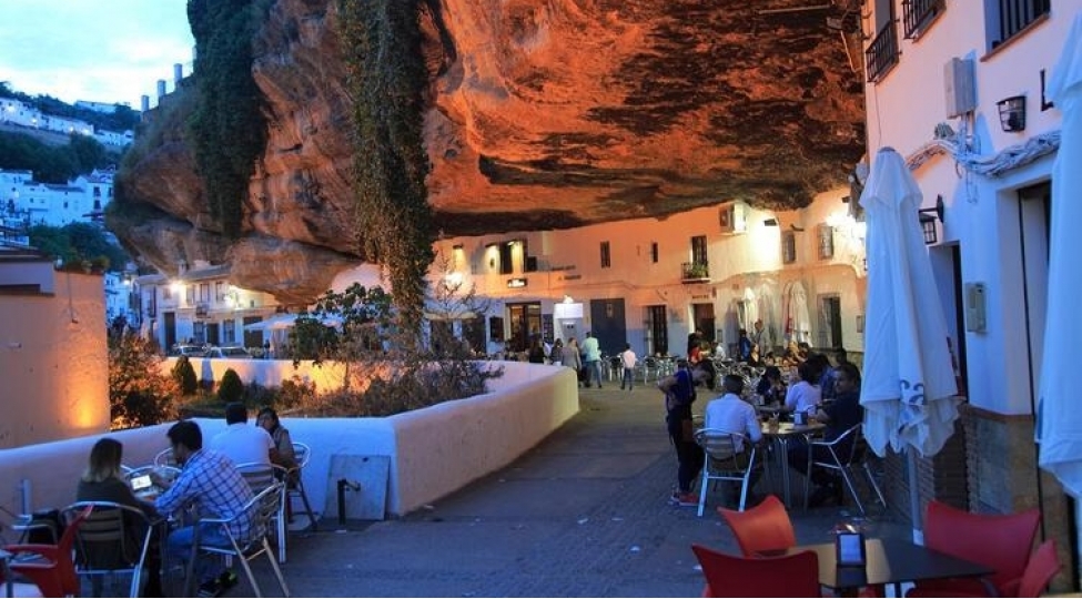 burada-evler-qayaliq-altindadir-foto