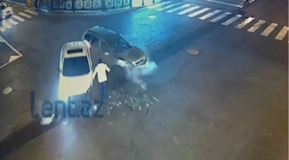 polis-emekdashi-toqqushan-avtomobillerin-arasinda-qalib-video