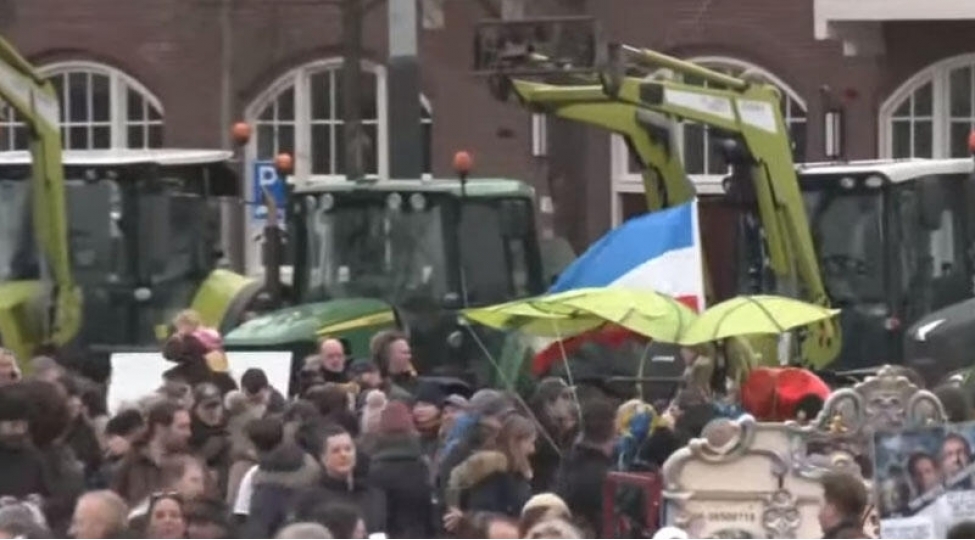 karantine-gore-traktorlari-muzey-meydanina-surduler