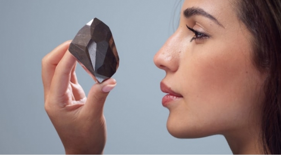 55555-karat-qara-almaz-herraca-chixarilacaq