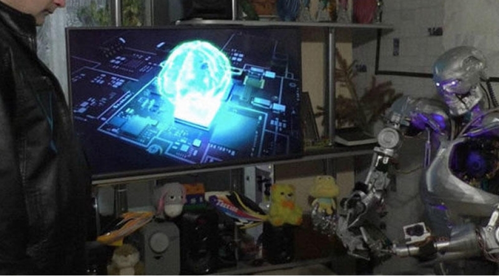 olen-babasinin-beynini-robota-yerleshdirdi-video
