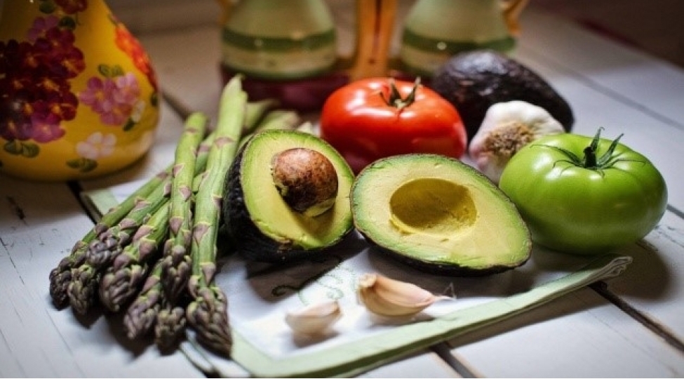 elimizin-altinda-olan-bu-iki-qida-omru-uzadir