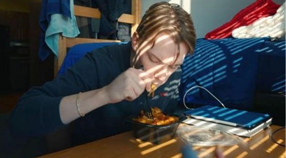 dostunun-yemeyini-yedi-ayaqlarindan-oldufoto