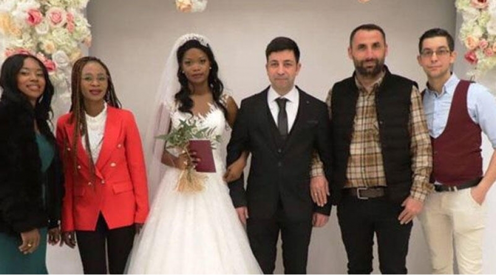 atanin-vesiyyeti-ile-afrikadan-turkiyeye-uch-gelin-getirildi-video