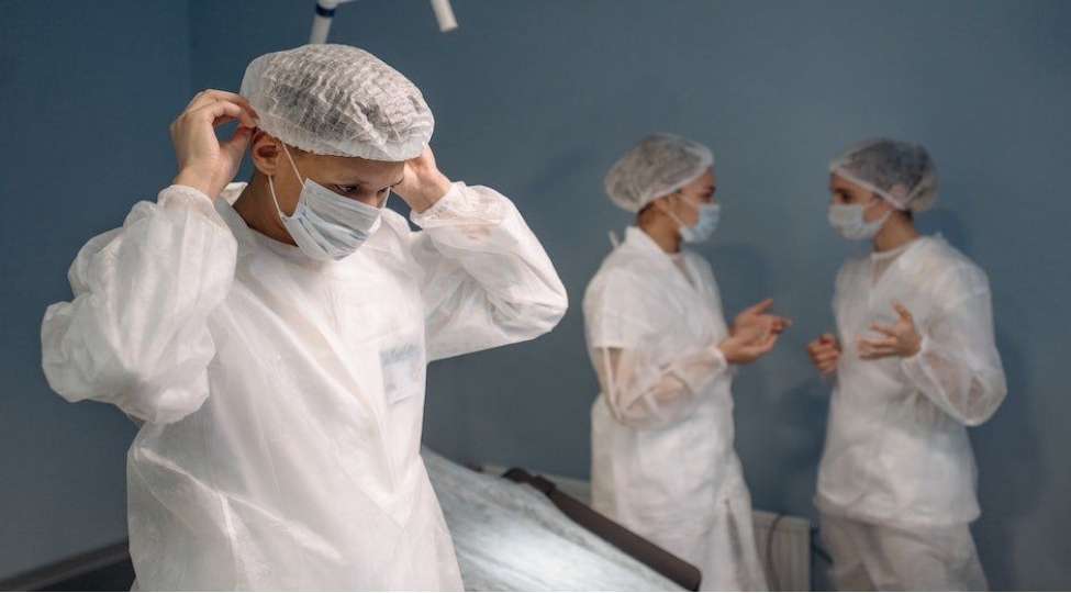 omikrona-yoluxan-shexsleri-emeliyyat-etmek-olmaz-britaniyali-cerrahlar