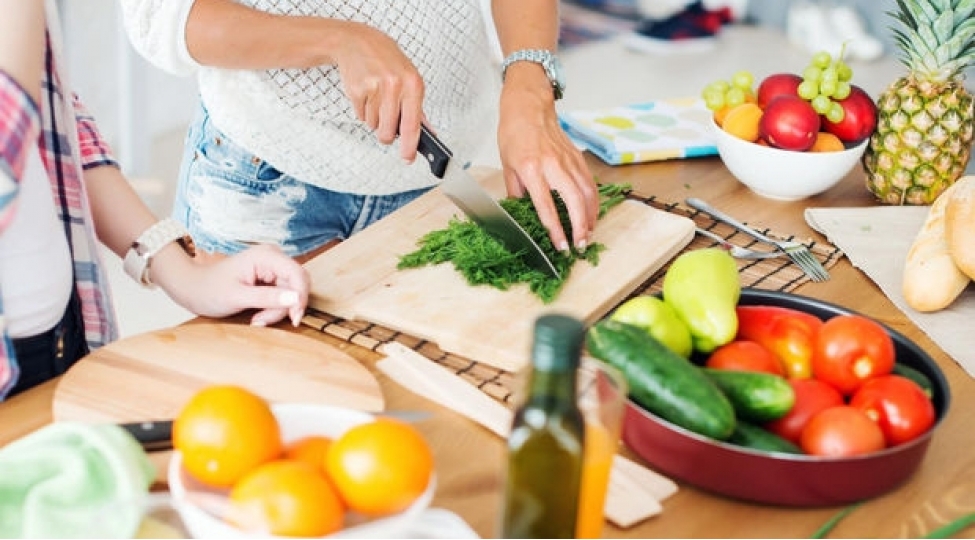 diyetoloq-saglam-ve-qenaetcil-qidalanma-yollarini-achiqladi