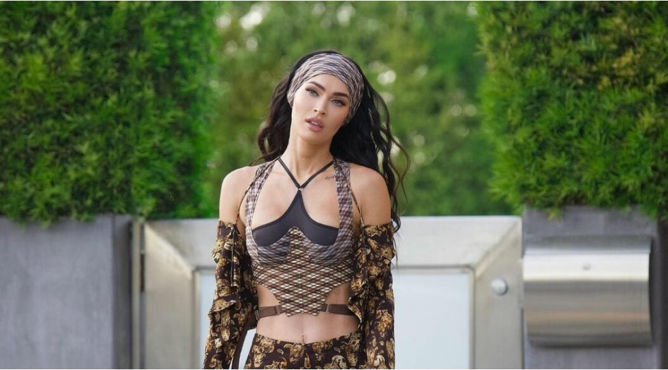 model-geyimi-ile-diqqet-chekdi-foto